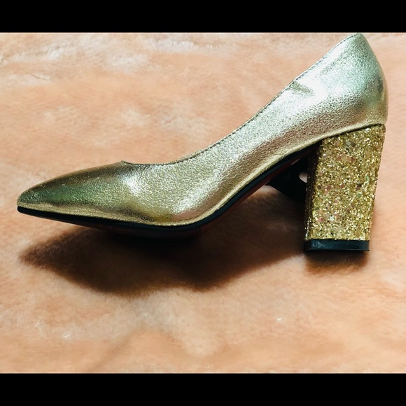 Gold ladies size 5 pumps - Picture 3 of 3
